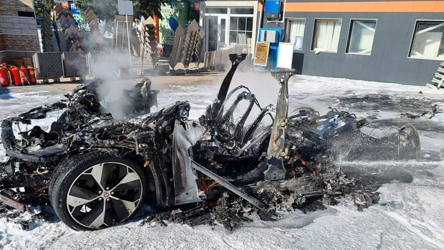 Porig égett egy luxusautó Székesfehérváron, egy elektromos Jaguárról lehet szó