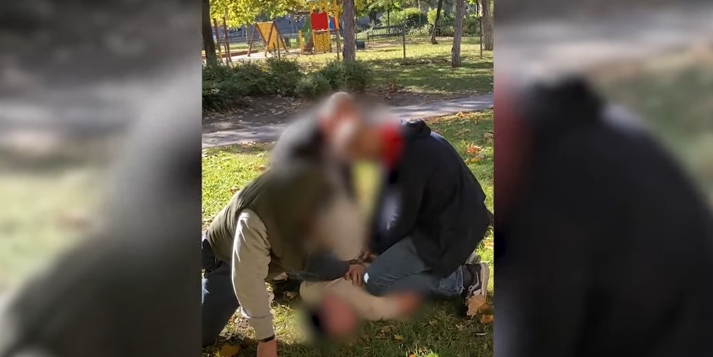 Épp a szemetet vitte ki, amikor rajtaütöttek a zsaruk a kokainnal kereskedő szigetszentmiklósi férfin – Megpróbált lelécelni, de innen már nem volt menekvés – Videón a rajtaütés