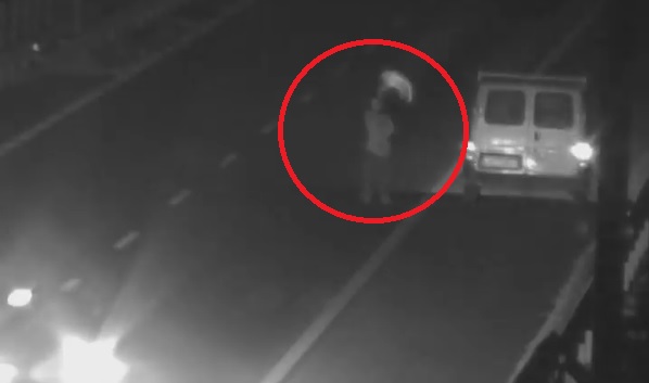 Lerobbant az autójuk az M0-áson, láthatósági mellényt lóbálva próbáltak segítséget kérni – Csaknem a halálba integették magukat – Videón a döbbenetes jelenetek