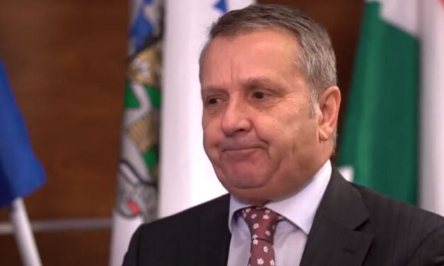 Elvesztette körzetét, az MSZP-ből kizárták, mégsem vonul vissza Molnár Gyula – így bukott meg a veterán szocialista politikus