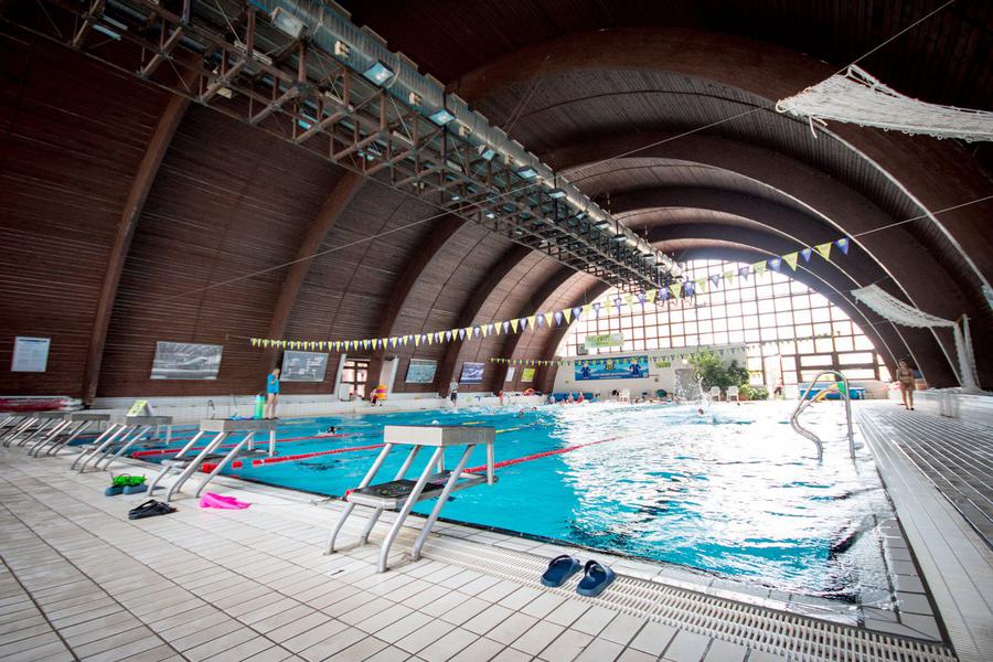 Kukkoló kamerázta be az egyik fővárosi sportcentrum öltözőjét, a polgármester a kerület összes uszodáját bezáratta