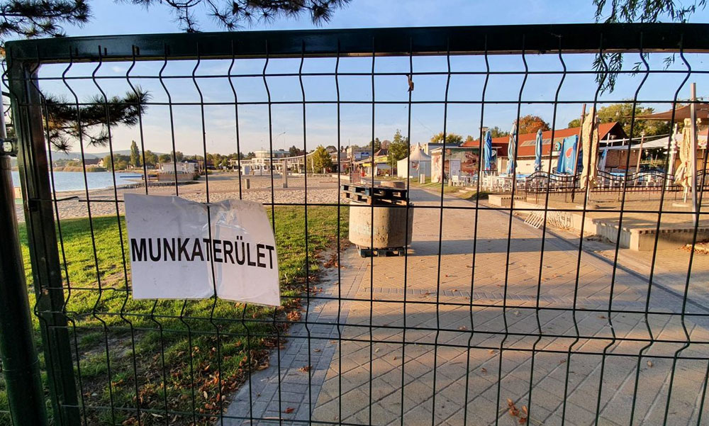 „Flexel esek neki a kerítésnek, ha így marad” – mondta egy dühös velencei férfi, de nem lesz rá szükség, 3 napon le kell bontani a Korzó kerítését