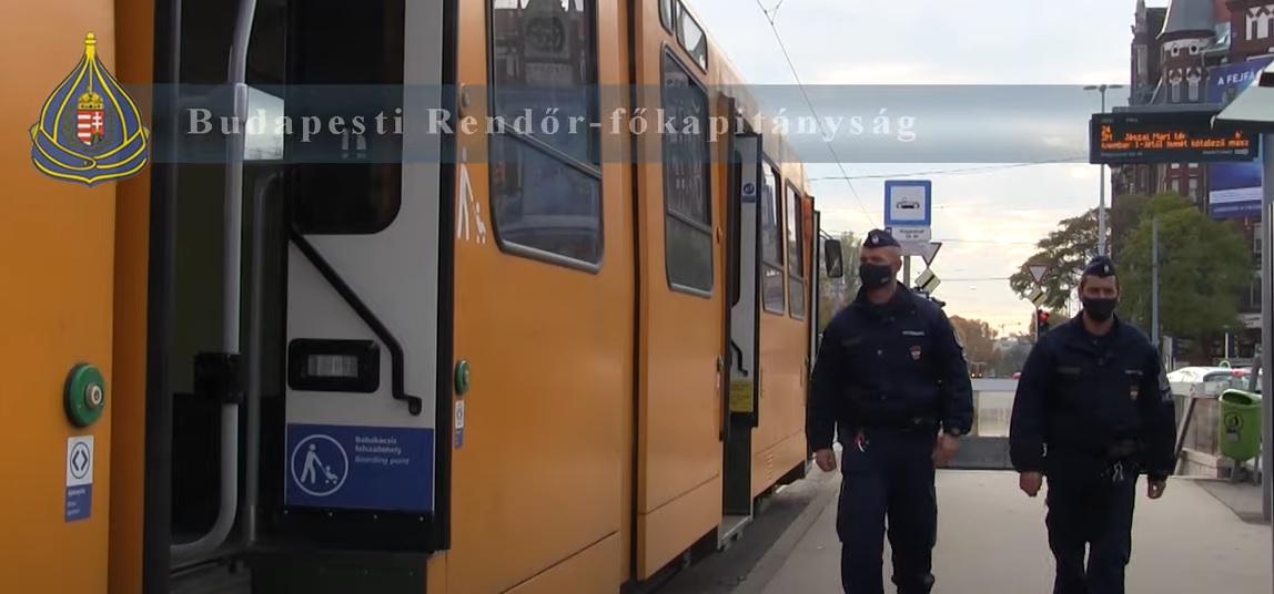Rendőrségi razzia a 24-es villamoson: egy embert előállítottak, helyszíni bírságot is ki kellett szabni – Videón az akció