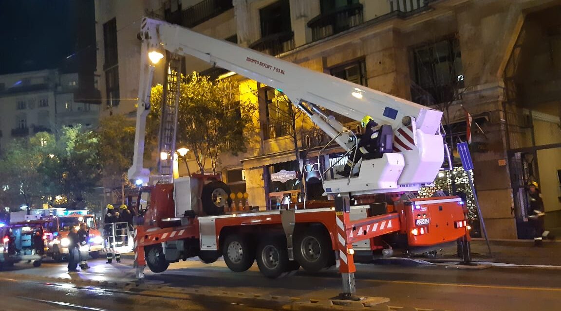 Felcsaptak a lángok Budapest 7. kerületében – A lakás lakhatatlanná vált, rohammentő is érkezett a helyszínre – Fotók