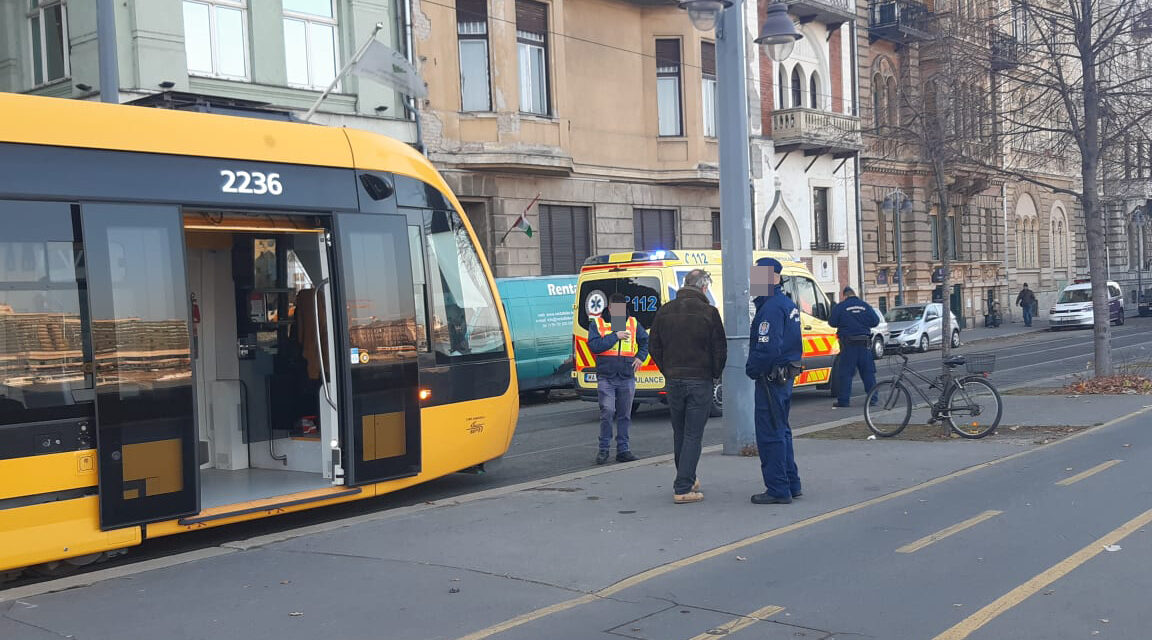 Elfelejtett körülnézi a bicikliző nő, elsodorta a 19-es villamos – fotók a helyszínről