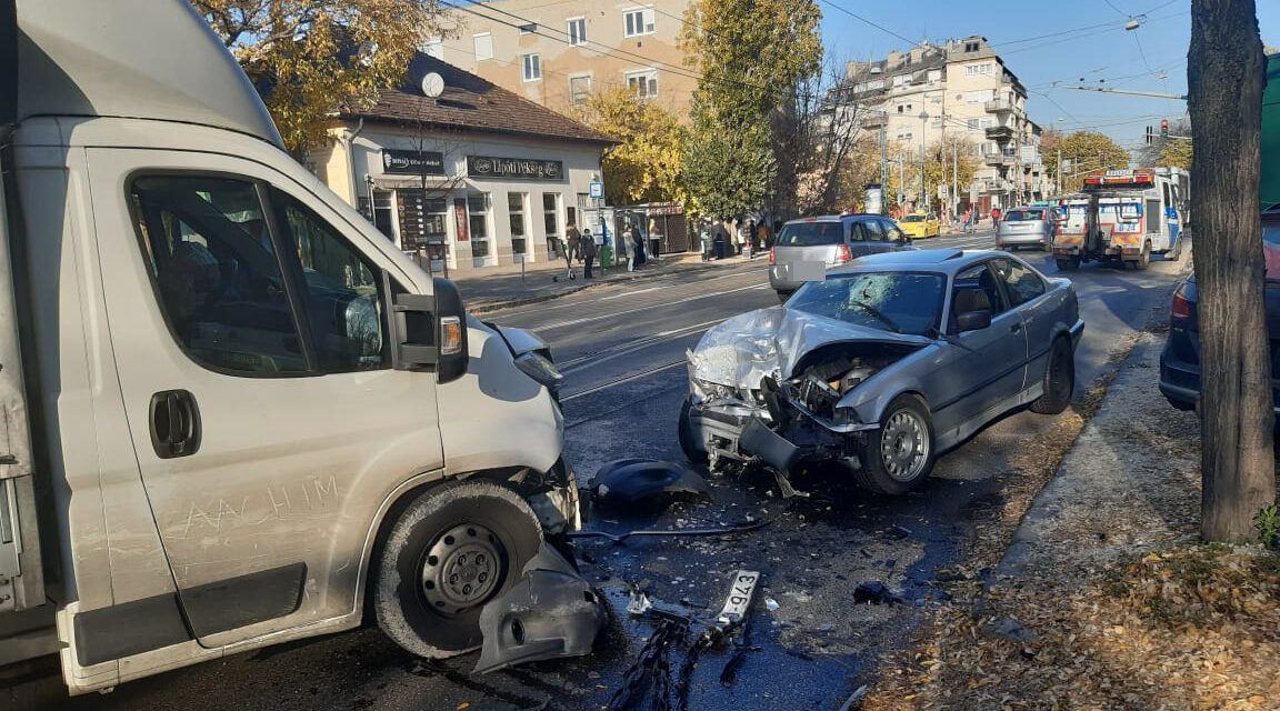 Csúnya karambol Zuglóban: frontálisan ment neki a kisteherautónak a BMW, a sofőr nekizuhant a szélvédőnek, az arcát összevágták a szilánkok- Fotók a helyszínről