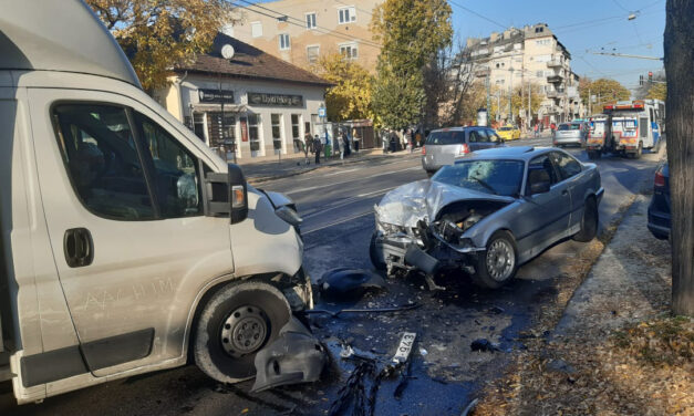 Csúnya karambol Zuglóban: frontálisan ment neki a kisteherautónak a BMW, a sofőr nekizuhant a szélvédőnek, az arcát összevágták a szilánkok- Fotók a helyszínről
