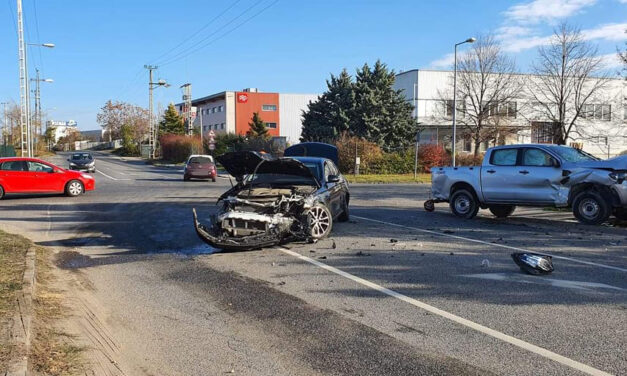 Durva karambol Szigetszentmiklóson: a Mercedes az ütközés hatására megpördült, a Ford pedig kisodródva egy beton villanyoszlopnak csapódott – Fotók a helyszínről