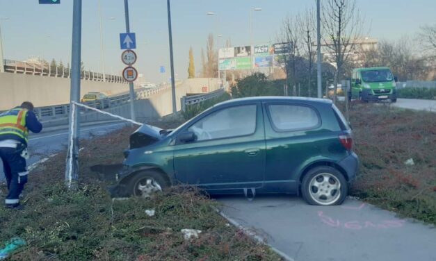 Letért az útról majd villanyoszlopnak vágódott egy Toyota a 11. kerületben – Fotók a helyszínről
