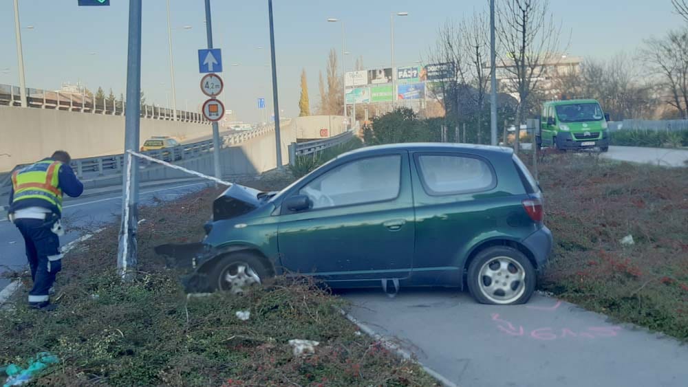 Letért az útról majd villanyoszlopnak vágódott egy Toyota a 11. kerületben – Fotók a helyszínről