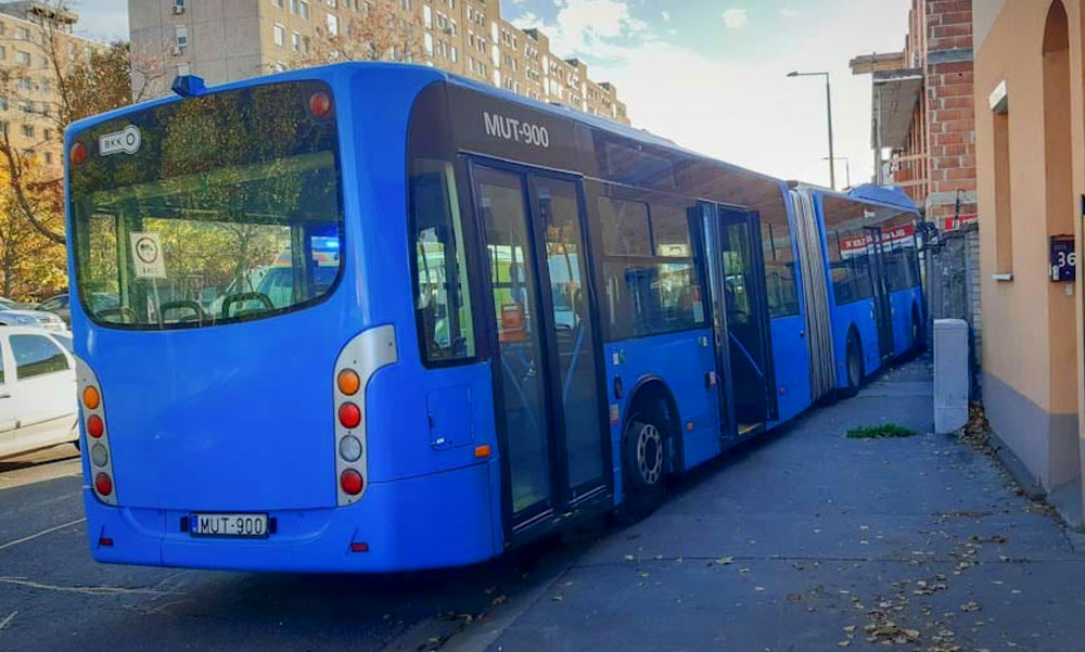 Áttörte a kerítést, majd behajtott egy építkezésre a BKK-busz, a sofőrnek van erre magyarázata