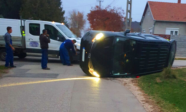 Felborult egy terepjáró Gyömrőn, 10 ember érintett a balesetben