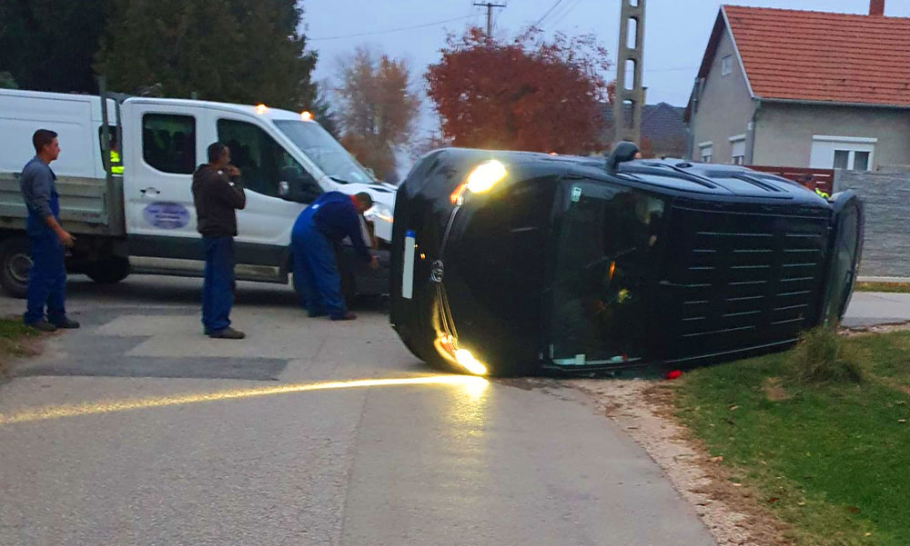 Felborult egy terepjáró Gyömrőn, 10 ember érintett a balesetben