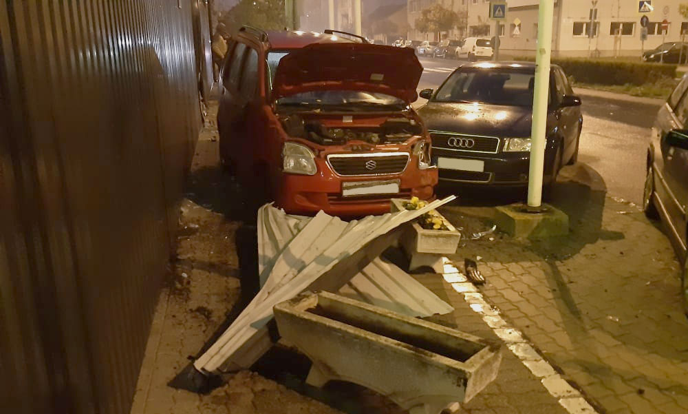 Óriási rombolást csinált az idős asszony a Suzukijával, repült minden a környéken