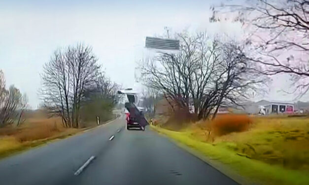 Menet közben lerepült a rakomány az autó tetejéről, aztán jött egy BMW