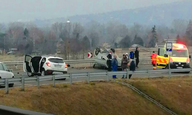 Drámai baleset a 2-es főúton, fejre állt autóból másztak ki a sérültek, köztük van egy 78 éves asszony