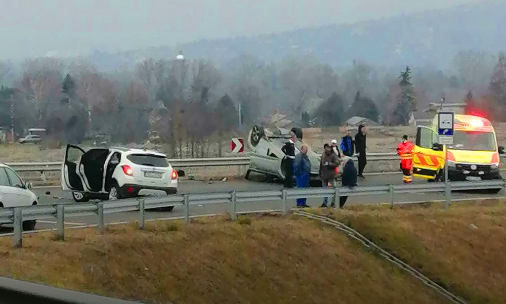 Drámai baleset a 2-es főúton, fejre állt autóból másztak ki a sérültek, köztük van egy 78 éves asszony