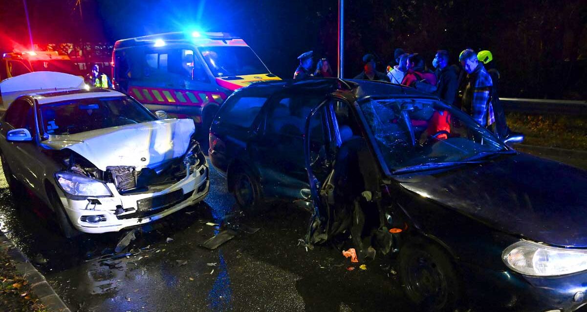 Két súlyos karambol történt szinte egyszerre Budapesten, mindkét helyszínen feszítővágó kellett a mentéshez