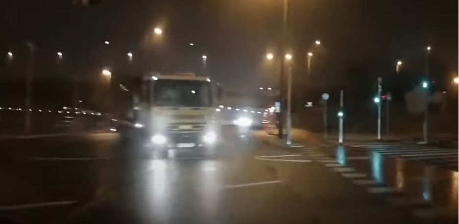 Sokkoló videó: millimétereken múlt a tragédia a Petőfi-hídnál, az a szerencse, hogy gyalogos éppen nem járt arra