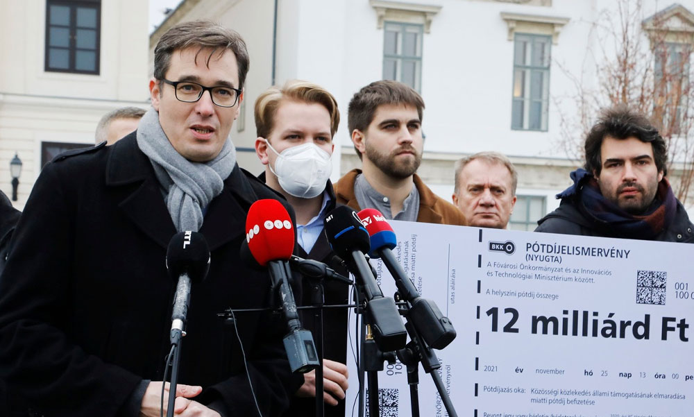 Karácsony Gergely bepöccent és csekket vitt Orbán Viktornak, a BKK járatain bemondják, hogy bliccel a kormány