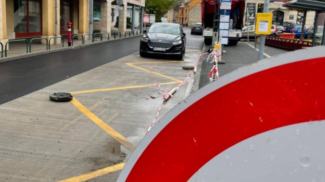 Sokkolták a budafoki autósokat és üzlettulajdonosokat, a jó idő ellenére is durván csúszik egy fontos utca átadása