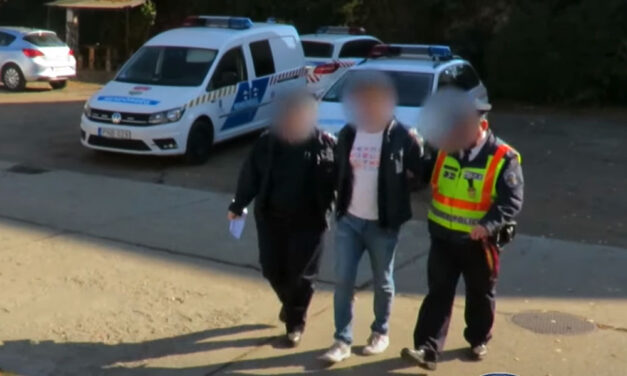 Szatír a HÉV-en: A fiatal férfi úgy gondolta teljesen rendben van, ha mások előtt lehúzza a sliccét és előveszi a szerszámát