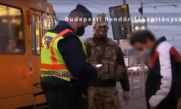 Fegyveres katonák razziáztak a budapesti villamosokon, senki sem menekülhetett