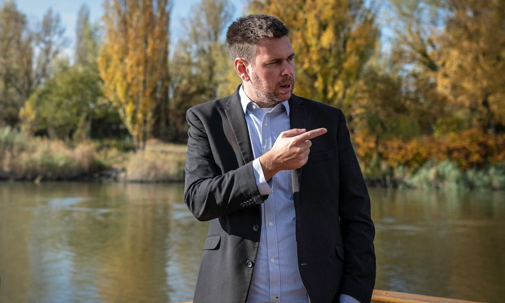 „Az emberek szétterülő agglomerációba költöznek, ahol ugyan sok a zöld, de a garázsban két terepjáró áll” – mondta Vitézy Dávid