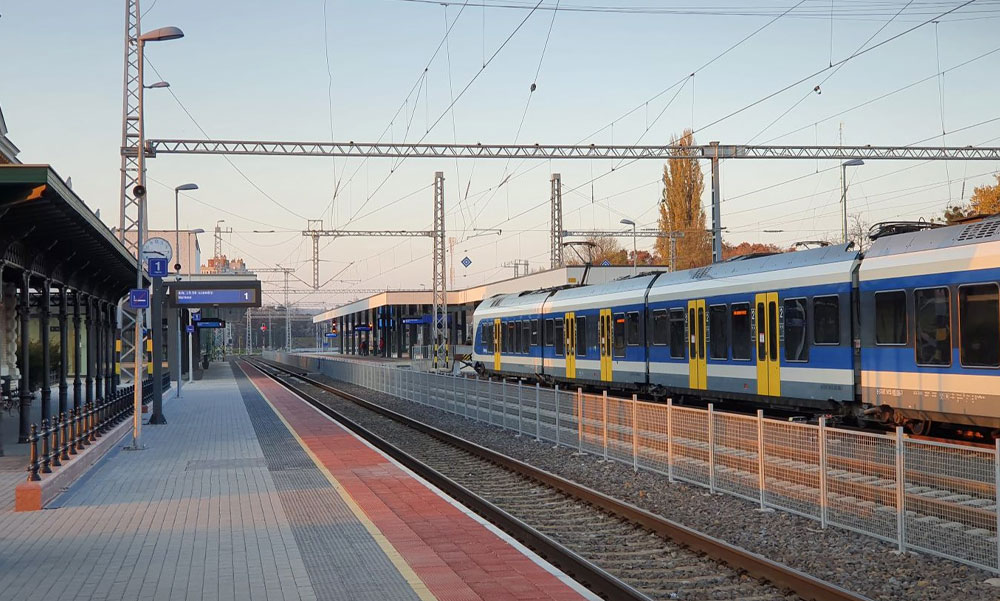 Halálra gázolt a vonat egy embert Gödöllőn, a baleset miatt forgalmi változásokat vezetett be a MÁV
