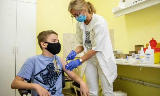 A szomszédban már a jövő héttől oltják a gyerekeket – Itthon is nagyban folynak az előkészületek, ekkortól kaphatnak vakcinát az 5-11 évesek