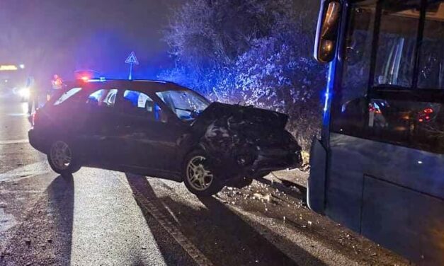 Megcsúszott egy autós a Nagykovácsi úton, átsodródott a szembesávba majd frontálisan ütközött a 63-as busszas – Fotók a helyszínről