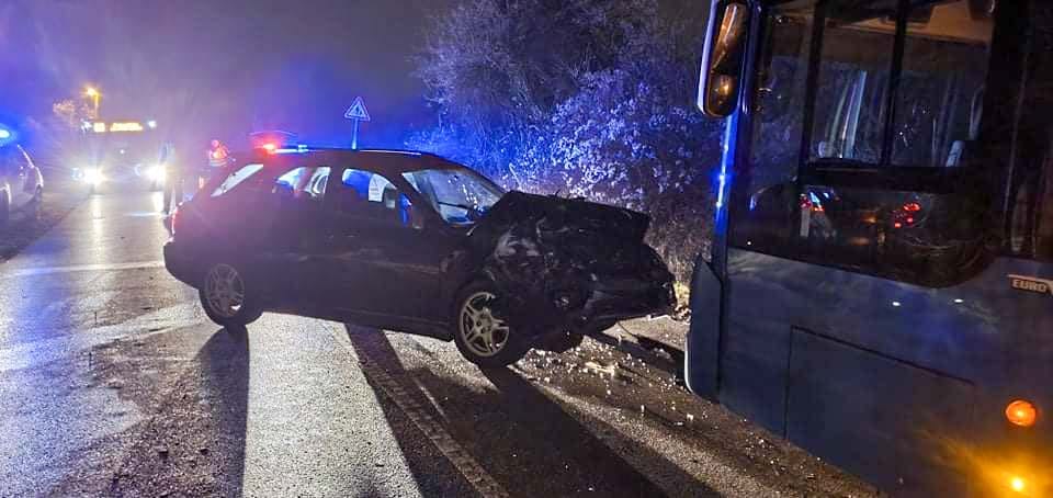 Megcsúszott egy autós a Nagykovácsi úton, átsodródott a szembesávba majd frontálisan ütközött a 63-as busszas – Fotók a helyszínről
