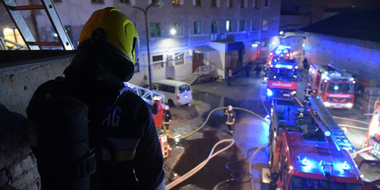 Kigyulladt egy telephely a 18. kerületben: 22 autóval, 60 tűzoltó küzd a lángokkal – Fotók és videók a helyszínről