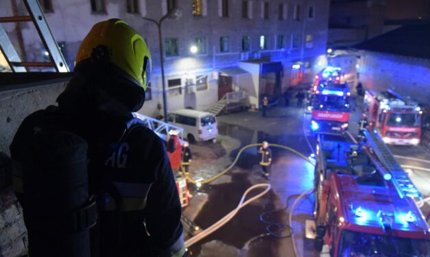 Kigyulladt egy telephely a 18. kerületben: 22 autóval, 60 tűzoltó küzd a lángokkal – Fotók és videók a helyszínről