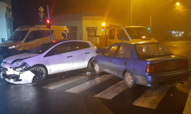 Anya és lánya sérültek meg a 16. kerületi karambolban: a Suzukit vezető édesapa elnézte a kanyarodást, ezután rohant beléjük egy Fiat – Fotók