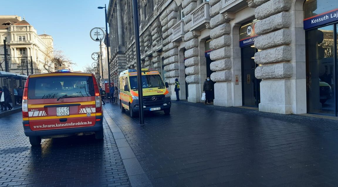 Elgázolt egy embert a 2-es metró a Kossuth Lajos téri állomáson – Fotók a helyszínről
