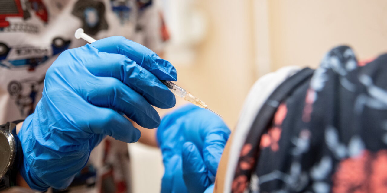 A Pfizer vezére közölte: évente kell majd ismétlő oltásokat beadatni
