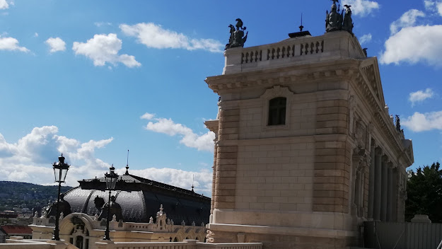 Miről mesél az óriási harcsa, felújítás után újabb historizáló épületet és a Halászó gyerekek kútját adtak át a Budai Várban