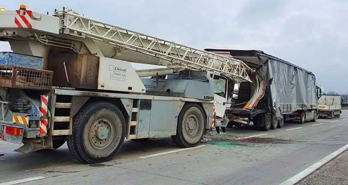 Különös baleset az M0-án: Hátulról összetrancsírozta a darusautó a kamiont, beszorult a sofőr, mentőhelikopter is érkezett a helyszínre