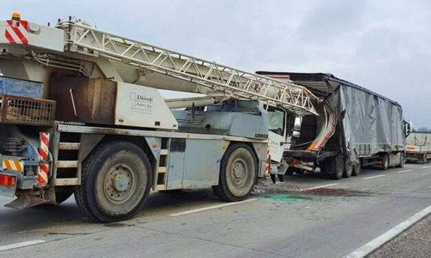 Különös baleset az M0-án: Hátulról összetrancsírozta a darusautó a kamiont, beszorult a sofőr, mentőhelikopter is érkezett a helyszínre