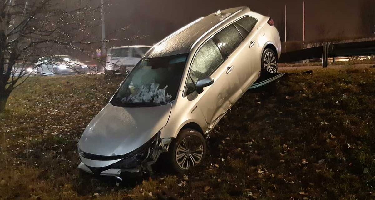 Árokba csapódott egy Toyota az M5-ös autópálya kivezető szakaszán, kiröbbant az összes légzsák a szép új autóban