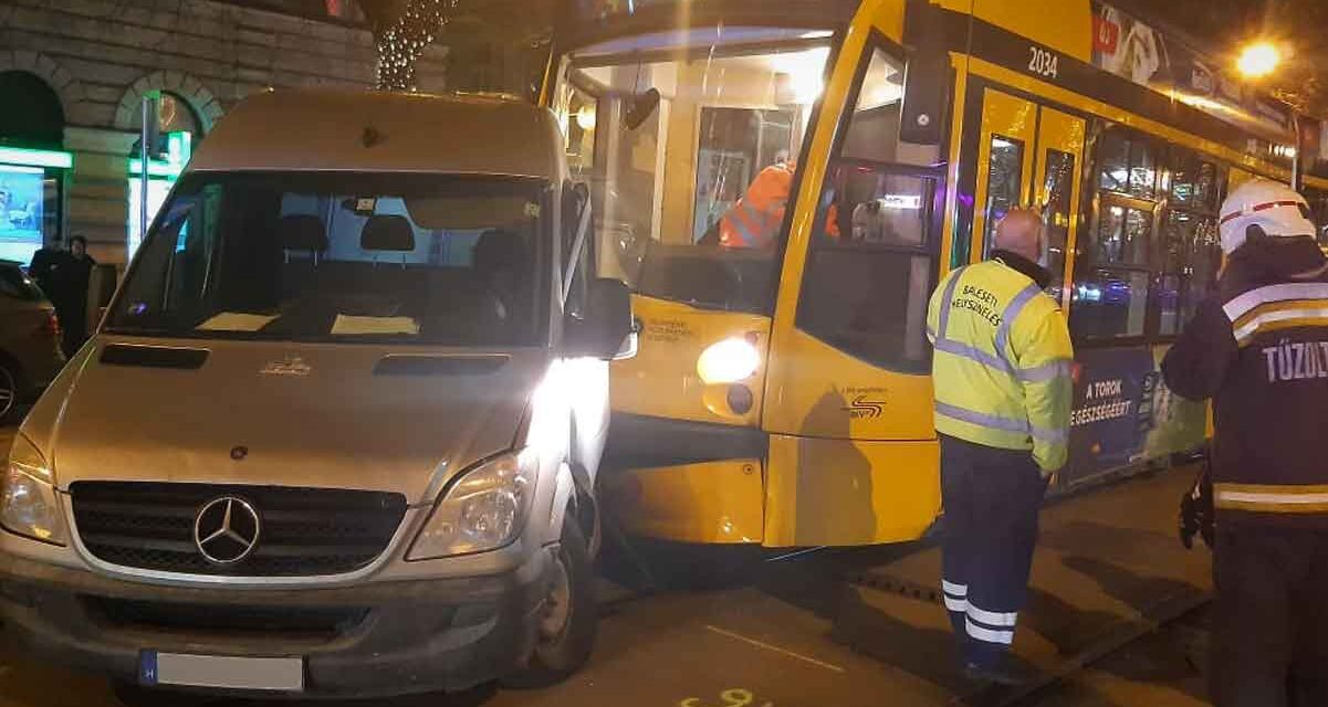 A levegőbe emelkedett a villamos eleje, óriási karambol történt a Nagykörúton, furgonnal ütközött a Combino