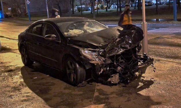 Fékezés nélkül hajtott át a kereszteződésen a Volkswagen, egy Mercedesbe csapódott