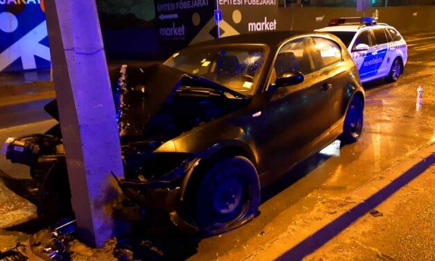 Villanyoszlopnak csapódott a BMW, a benne ülő lányokat kórházba vitték, közben egy Renault tarolt a ferihegyi gyorsforgalmin