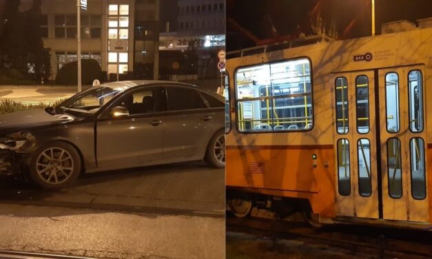 Villamossal ütközött egy Audi az 1. kerületben, már nem lehetett elkerülni a balesetet – Fotók a helyszínről