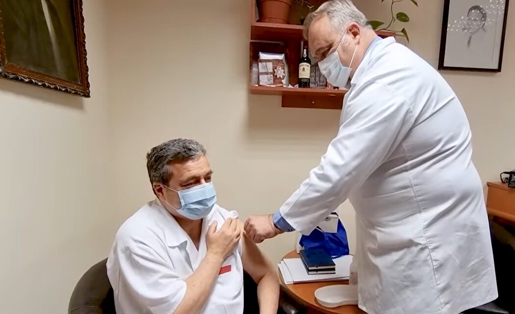 „Férfiasan bevallom, szombat délelőttre kiütött az oltóanyag” – Megkapta az emlékeztető oltását Bányai Gábor, a fideszes képviselő, akit 69 napig műtüdő tartott életben