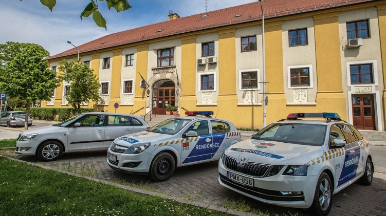 Úgy lopott, hogy miután betört egy hotel éttermébe, beállt kiszolgálni a vendégeket