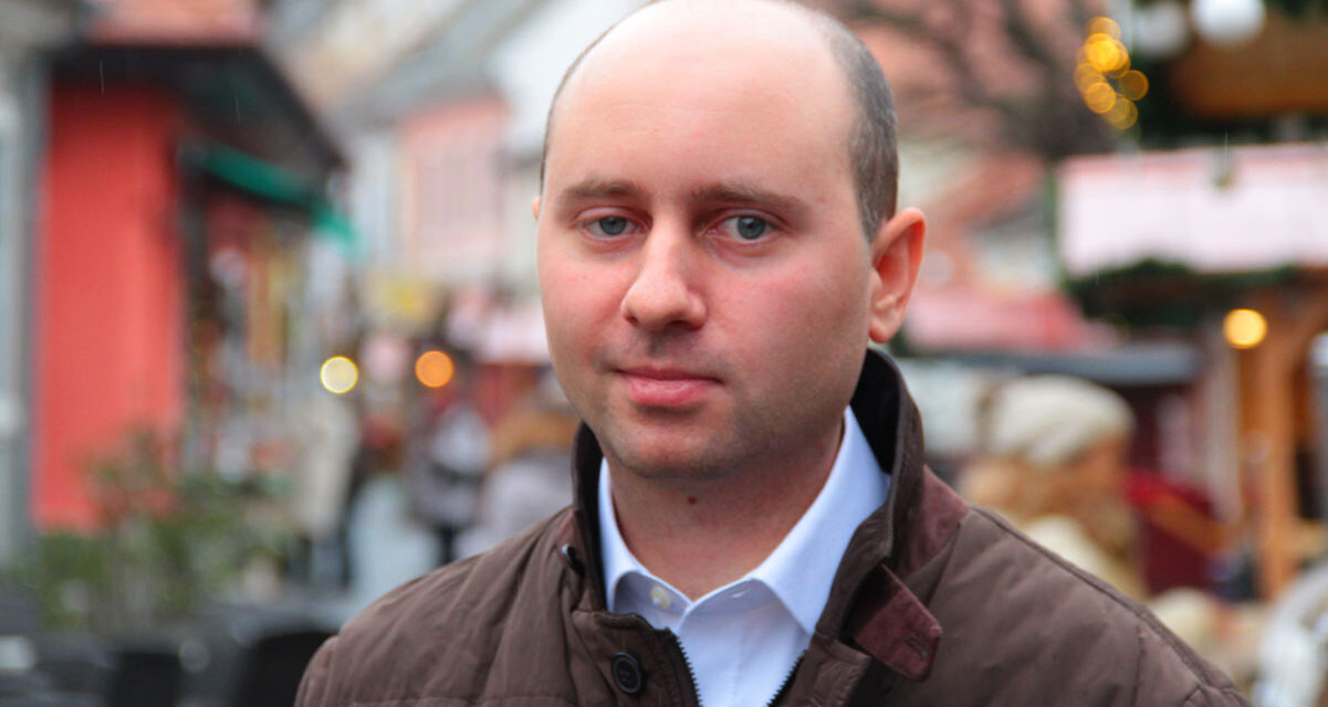 Az M10-es út építése és a 11-es út felújítása nem lehet a Fidesz könyöradománya – mondja Buzinkay György, Szentendre és Pilis térségének ellenzéki országgyűlési képviselő-jelöltje, aki egy új centrumkórházat is ígér a térség lakóinak