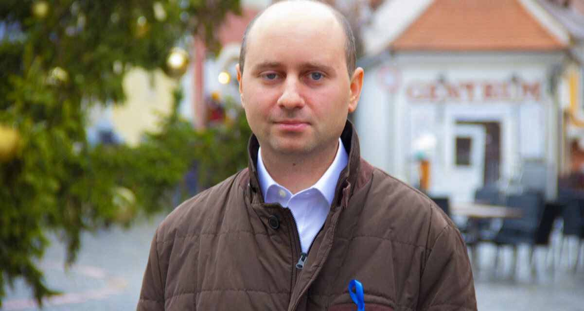 Felgyújtották Buzinkay György ellenzéki képviselőjelölt plakátjait, a helyszínre tűzoltók is érkeztek