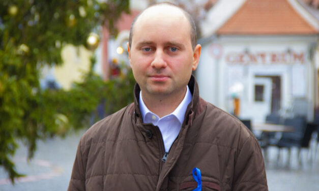 Felgyújtották Buzinkay György ellenzéki képviselőjelölt plakátjait, a helyszínre tűzoltók is érkeztek